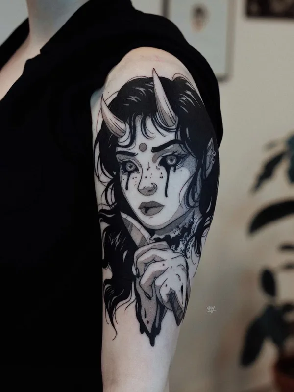 female black and grey blackwork tattoo auf upper arm #41185 | Tätowierer Валерия Волохова