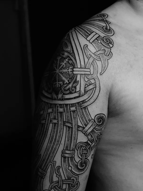 male black and grey blackwork татуировка на full sleeve #55957 | Тату мастер Мари Мовган
