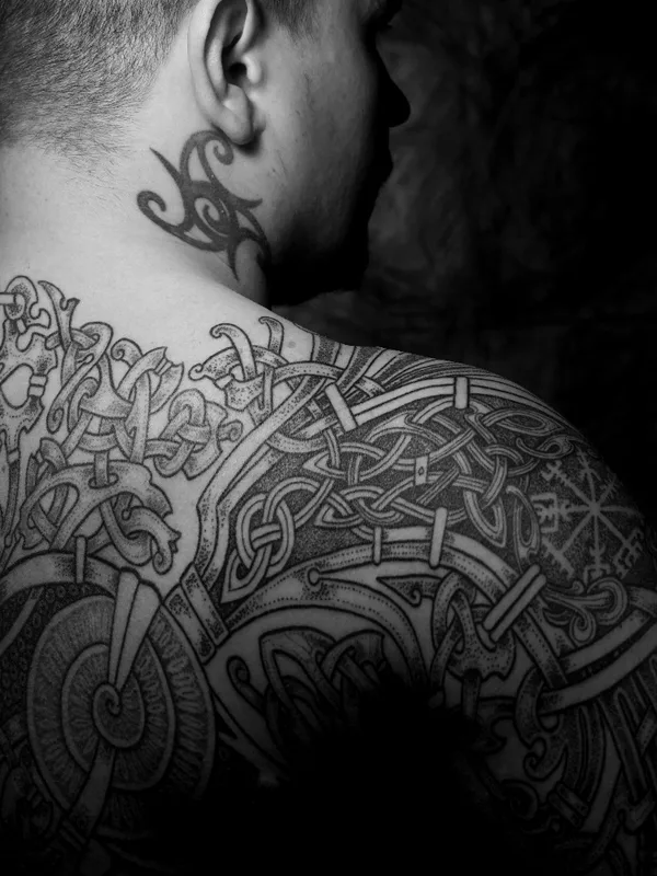male black and grey blackwork татуировка на upper back #55960 | Тату мастер Мари Мовган
