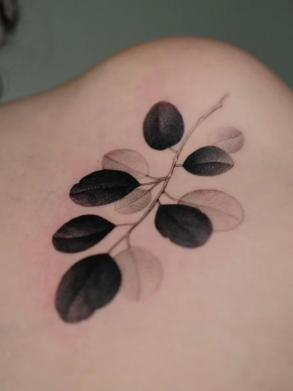 black and grey fineline татуировка на shoulder blade #58295 | Тату мастер KimBobby