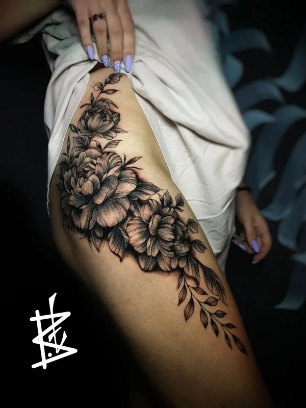 female black and grey black and grey татуировка на thigh #73309 | Тату мастер Никита Кириллов BakedTattoo