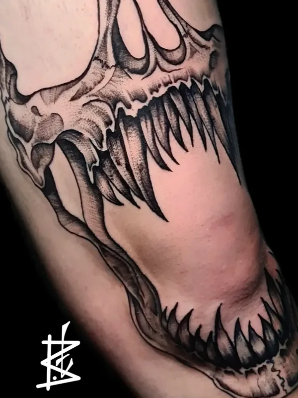 black and grey blackwork татуировка на knee #73302 | Тату мастер Никита Кириллов BakedTattoo