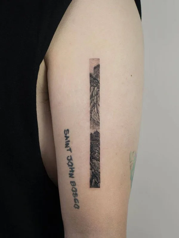 black and grey fineline tatuaje en outer arm #33726 | Tatuador EQ tattoo