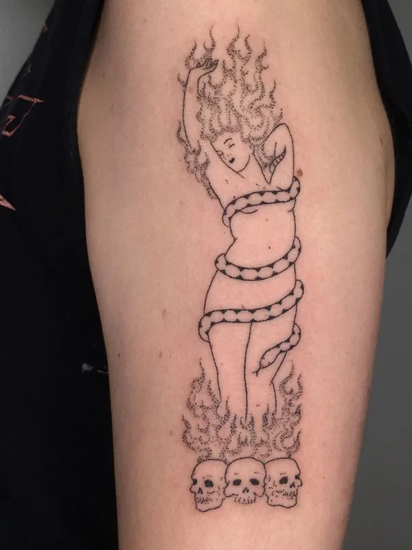 female black linework tattoo auf upper arm #44414 | Tätowierer Tati Compton