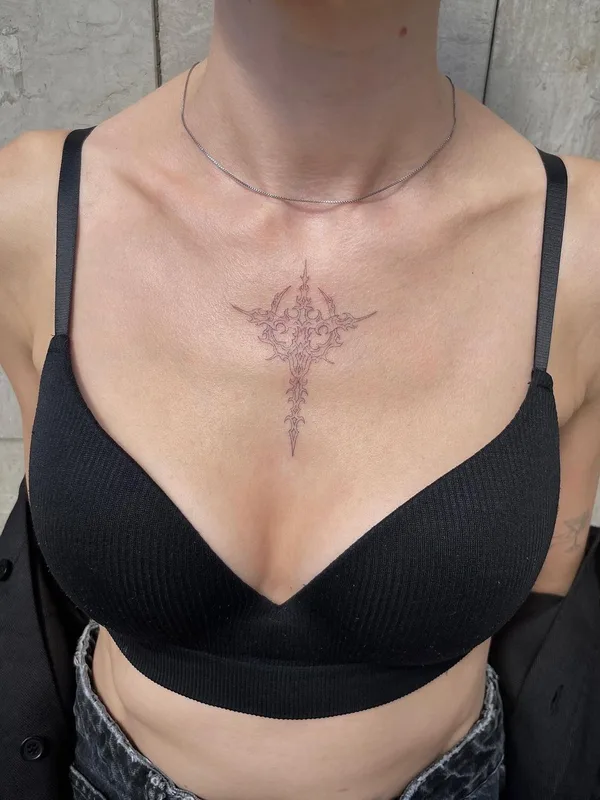 female black ornamental tatouage sur sternum #44450 | Artiste tatoueur Jake Nowicz