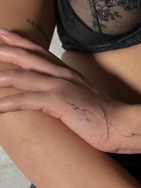 female black linework tatouage sur back of hand #44456 | Artiste tatoueur Jake Nowicz