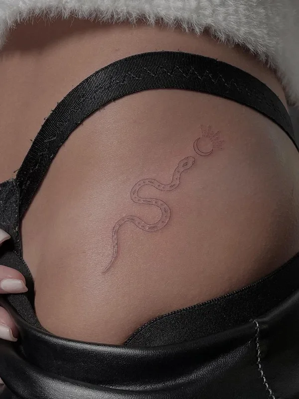 female black fineline tatouage sur hip #44454 | Artiste tatoueur Jake Nowicz