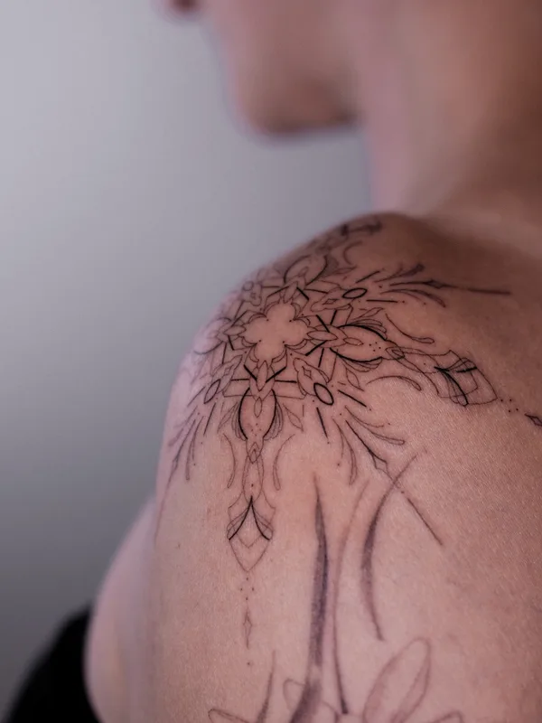 black linework 타투 부위 shoulder #60046 | 타투이스트 Kseniya WAY.INK