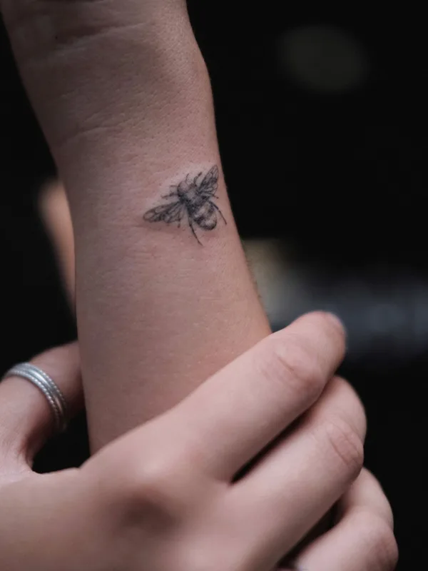 black and grey linework 타투 부위 wrist #60049 | 타투이스트 Kseniya WAY.INK