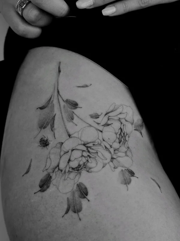 female black and grey fineline 타투 부위 thigh #60050 | 타투이스트 Kseniya WAY.INK