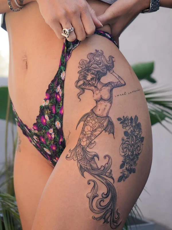 female black and grey linework 타투 부위 thigh #60058 | 타투이스트 Lescrowtattoo