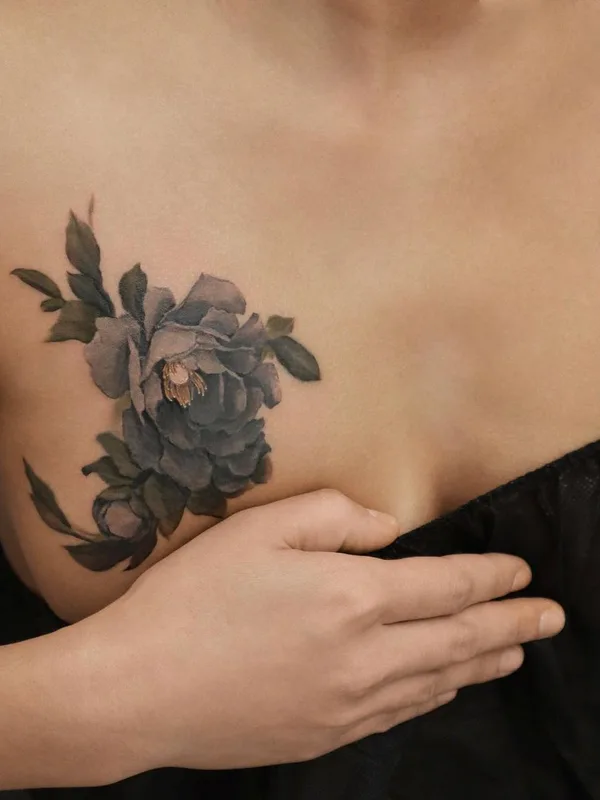 female black and grey realism tatouage sur chest #60083 | Artiste tatoueur guppy.flowertattoo