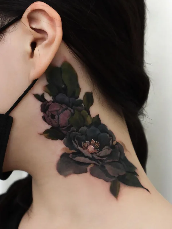 female black and grey botanic tatouage sur back of neck #60082 | Artiste tatoueur guppy.flowertattoo