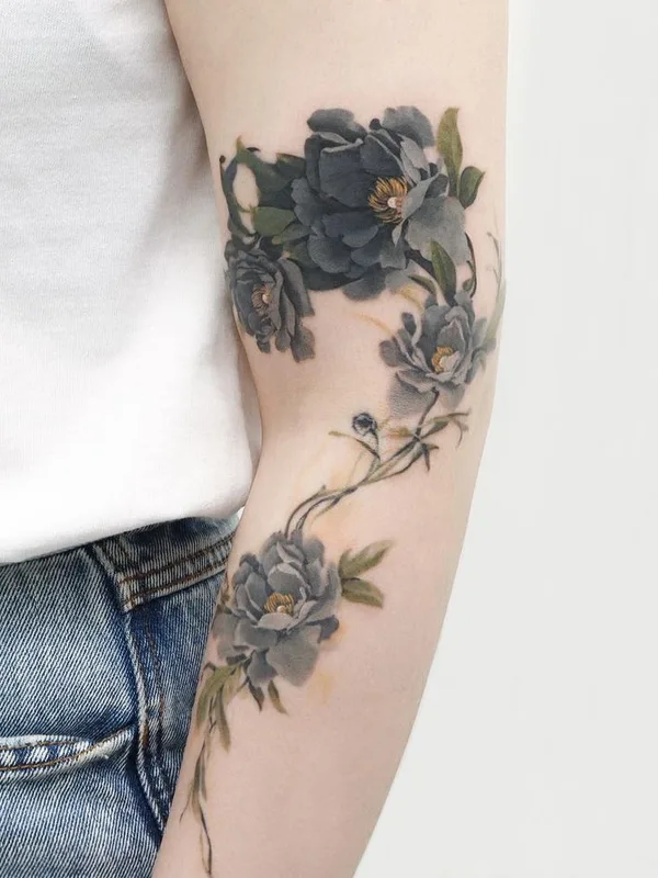 female color botanic tatouage sur forearm #60080 | Artiste tatoueur guppy.flowertattoo