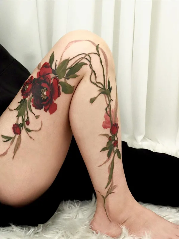 female color botanic tatouage sur thigh #60081 | Artiste tatoueur guppy.flowertattoo