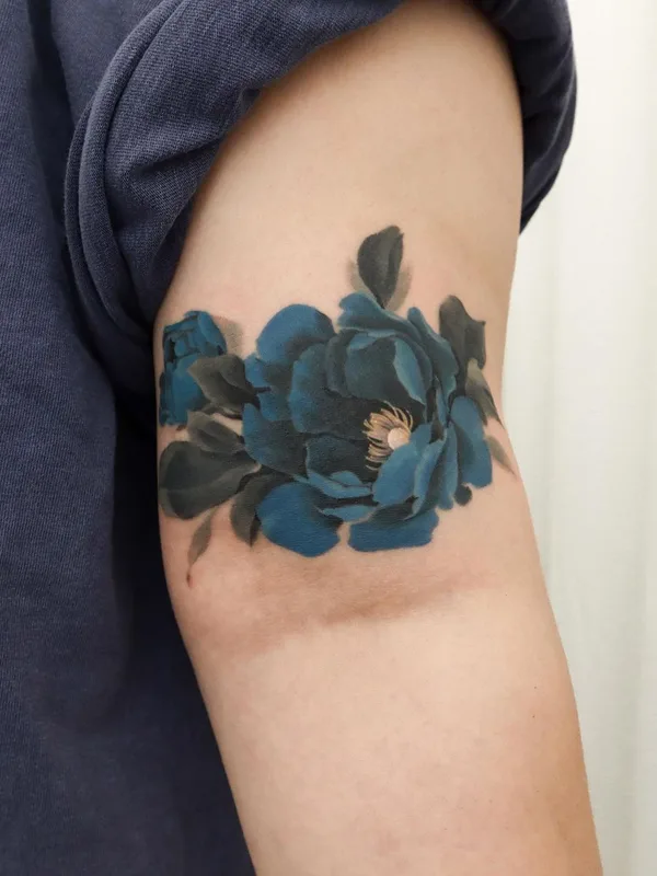 color botanic tatouage sur bicep #60085 | Artiste tatoueur guppy.flowertattoo