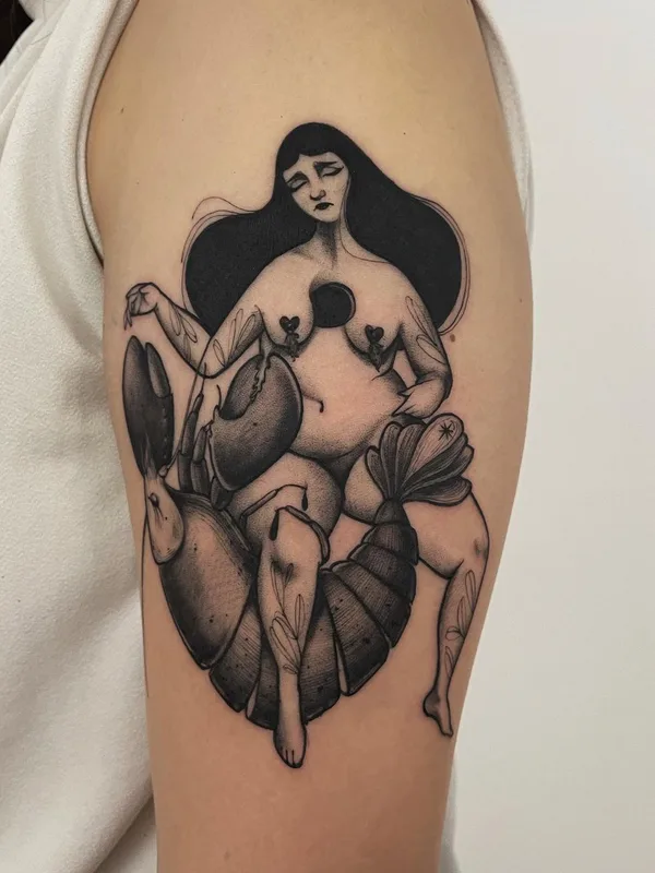 female black and grey blackwork татуировка на upper arm #61008 | Тату мастер Camomila
