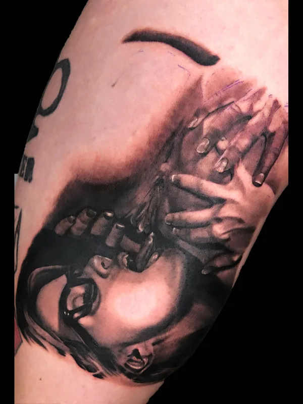 female black and grey realism 타투 부위 upper arm #34793 | 타투이스트 Анатолий Громов