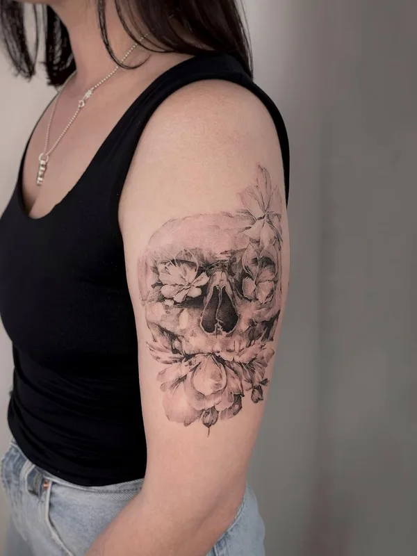 female black and grey realism татуировка на upper arm #52972 | Тату мастер Максим Пишунов
