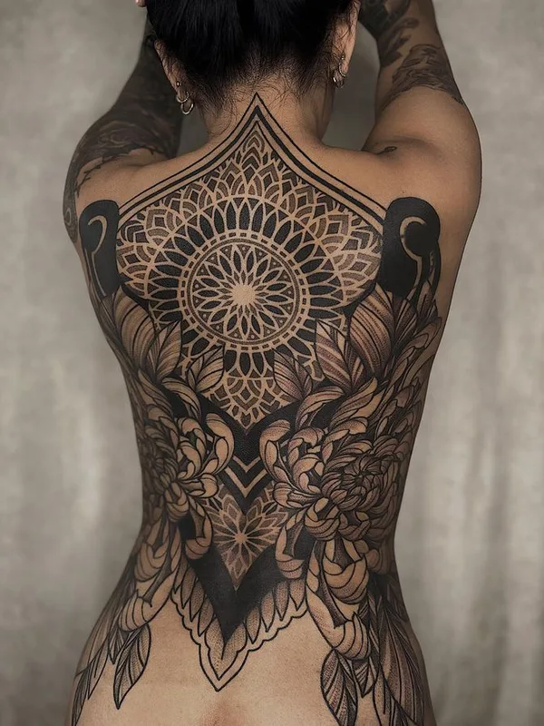 female black and grey ornamental tatuaje en full back #66008 | Tatuador Amber Muse