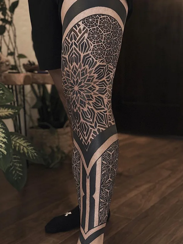 black blackwork tatuaje en full leg #66006 | Tatuador Amber Muse