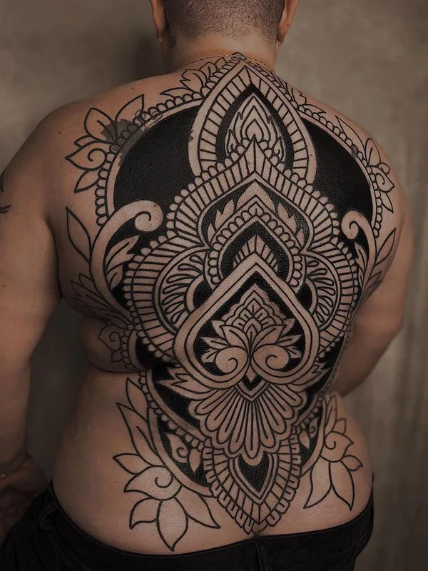 black blackwork tatuaje en full back #66005 | Tatuador Amber Muse