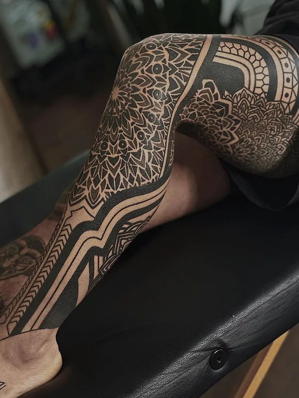 black blackwork tatuaje en full leg #66007 | Tatuador Amber Muse