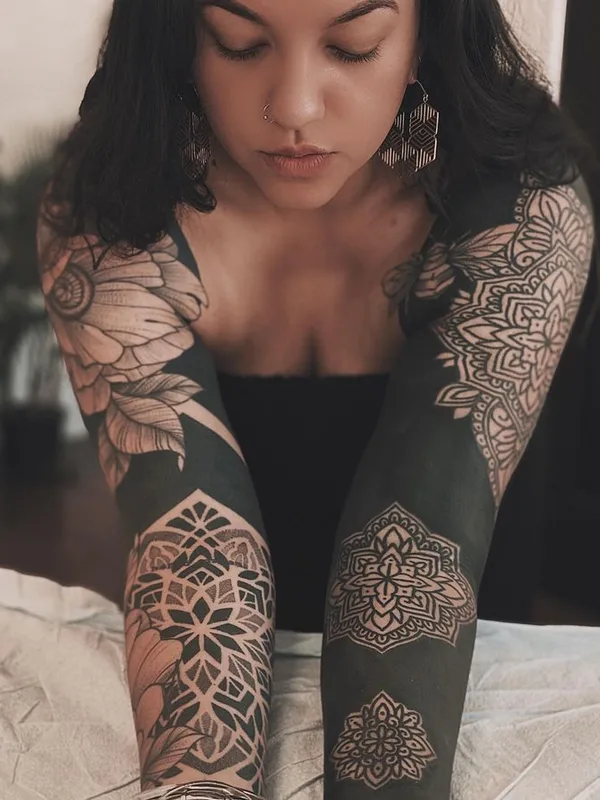 female black blackwork tatuaje en full sleeve #66004 | Tatuador Amber Muse