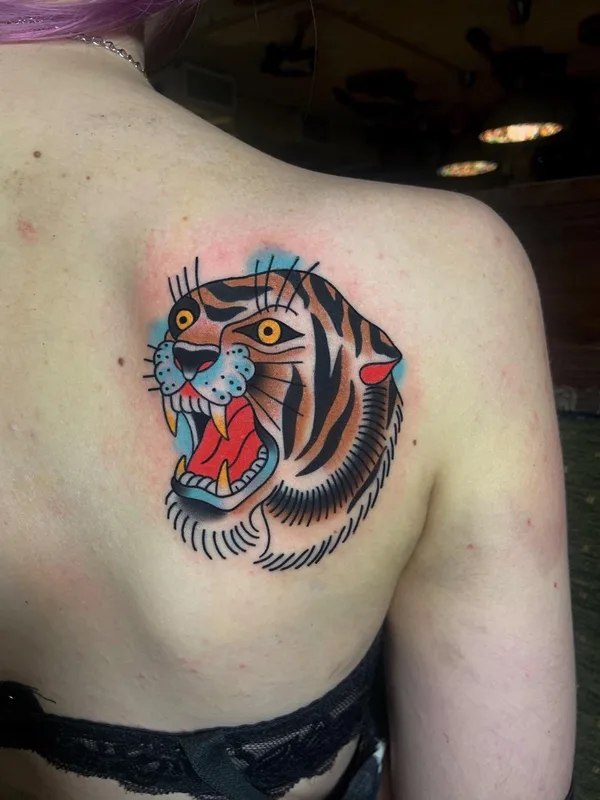 female color traditional татуировка на shoulder blade #67762 | Тату мастер True Hardcore