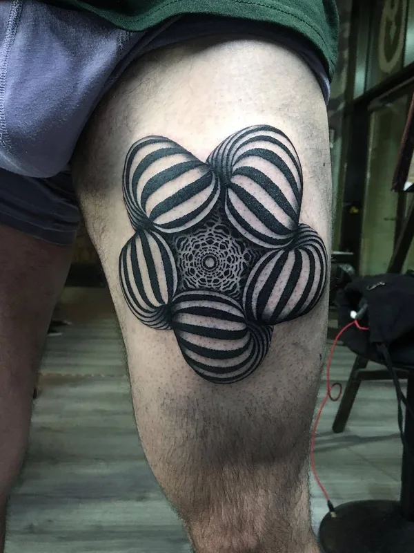 black geometric татуировка на thigh #30355 | Тату мастер Daniele Lo Scritto