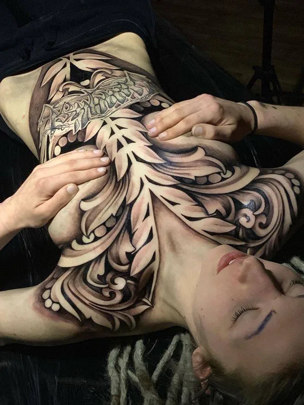 female black and grey ornamental tatouage sur chest #31617 | Artiste tatoueur John Del-Pinto
