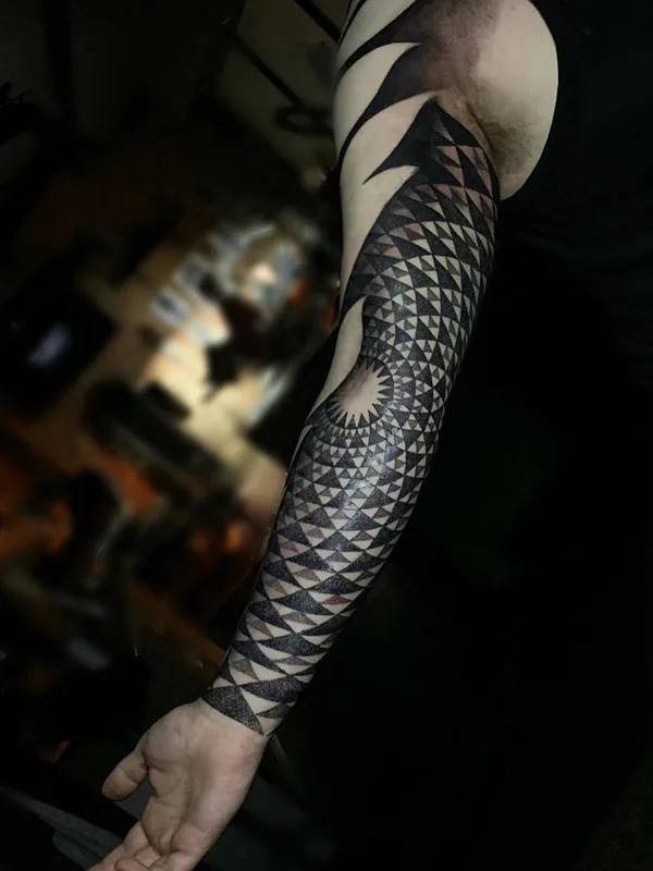black and grey geometric tatouage sur full sleeve #31612 | Artiste tatoueur John Del-Pinto