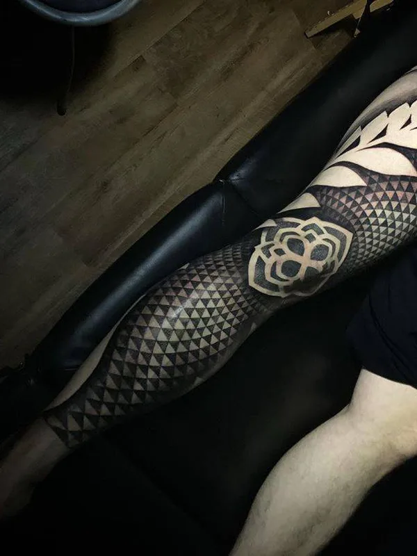 black blackwork tatouage sur full leg #31614 | Artiste tatoueur John Del-Pinto