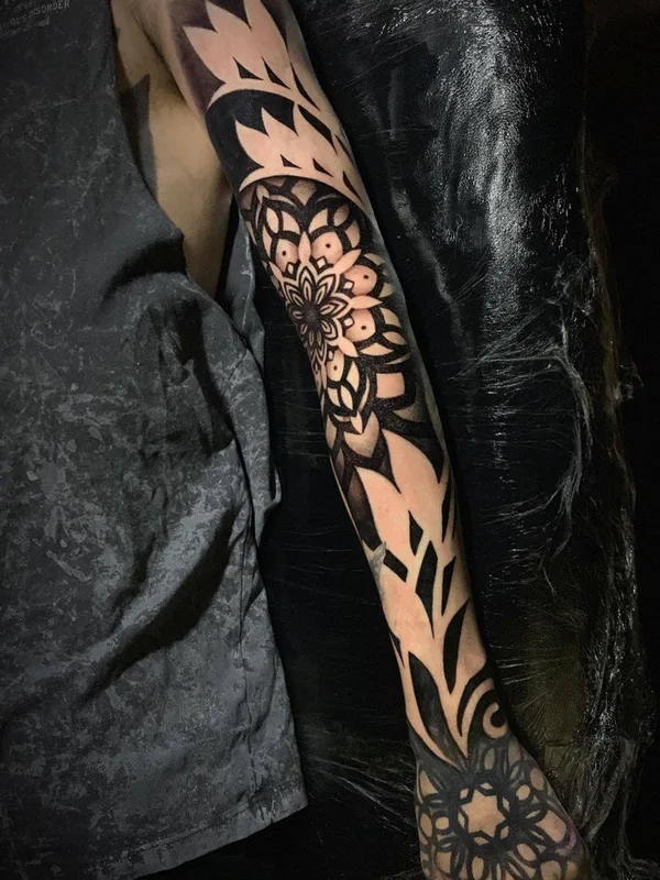 black blackwork tatouage sur full sleeve #31620 | Artiste tatoueur John Del-Pinto