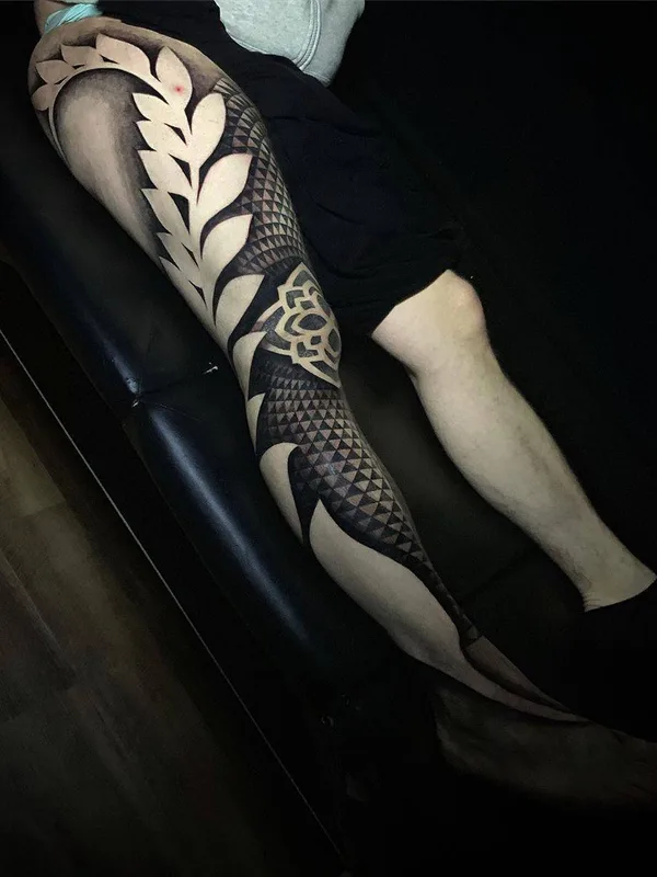black and grey geometric tatouage sur full leg #31616 | Artiste tatoueur John Del-Pinto