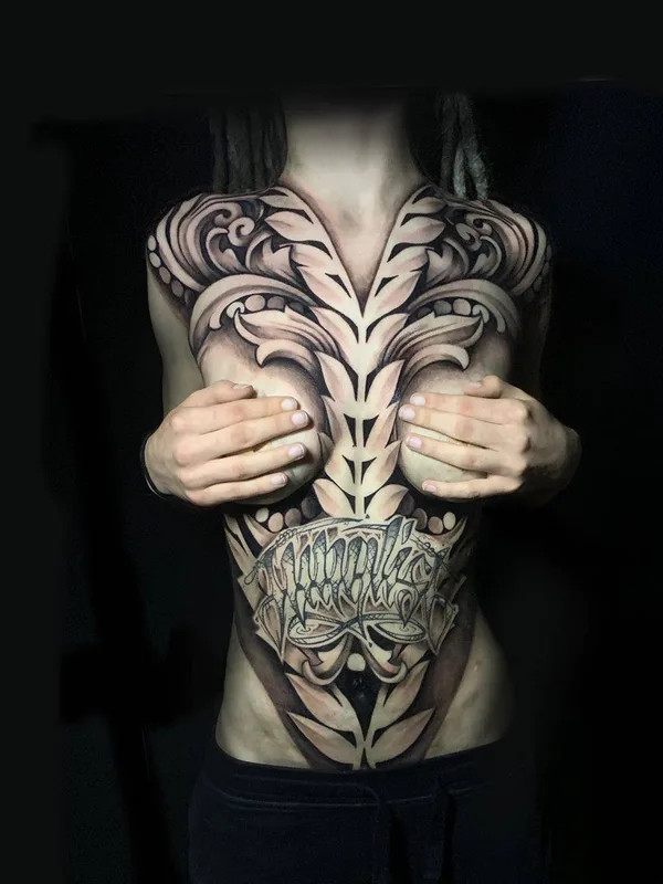 female black and grey ornamental tatouage sur chest #31619 | Artiste tatoueur John Del-Pinto