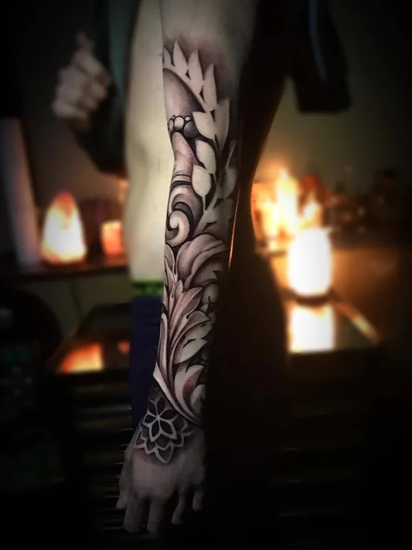 black and grey ornamental tatouage sur full sleeve #31609 | Artiste tatoueur John Del-Pinto