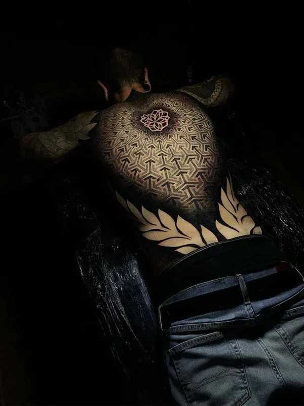 male black geometric tatouage sur full back #31615 | Artiste tatoueur John Del-Pinto