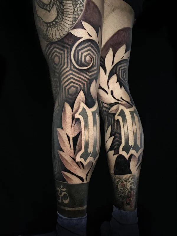 black and grey blackwork tatouage sur full leg #31613 | Artiste tatoueur John Del-Pinto