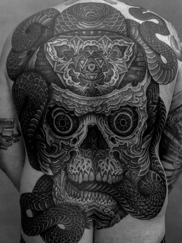 black and grey blackwork tattoo auf full back #61111 | Tätowierer Thomas Hooper