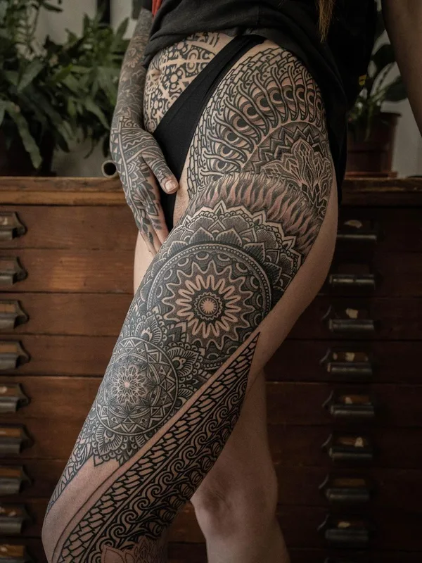 female black and grey ornamental tattoo auf thigh #61110 | Tätowierer Thomas Hooper