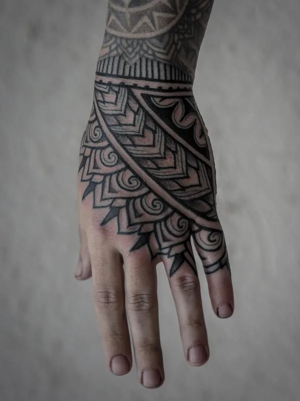 black ornamental tattoo auf back of hand #61104 | Tätowierer Thomas Hooper