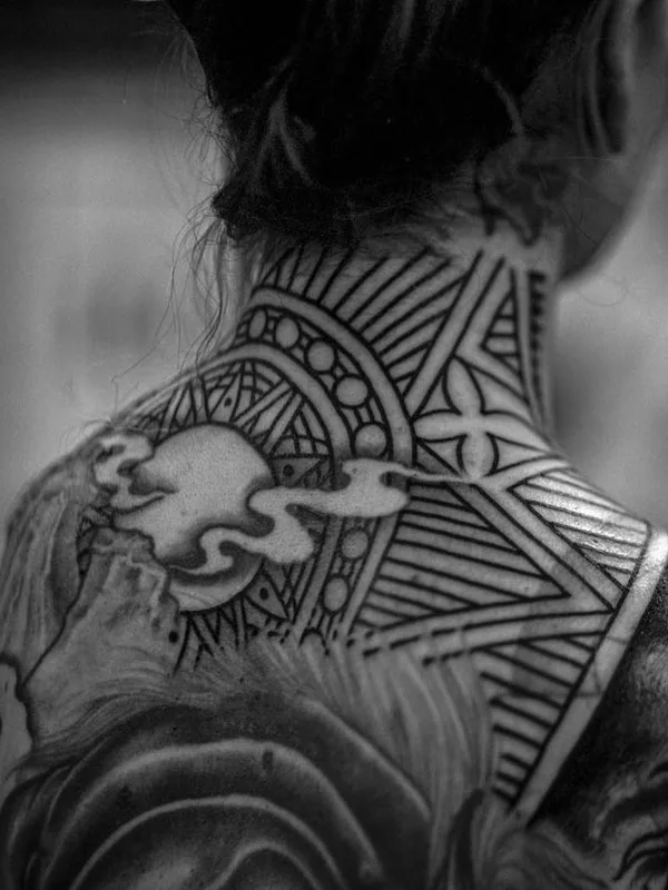 black and grey blackwork tattoo auf back of neck #61103 | Tätowierer Thomas Hooper