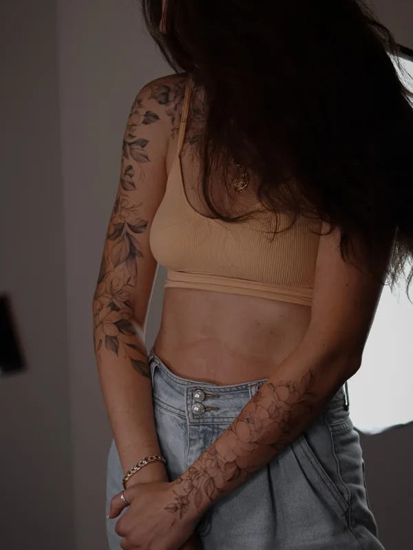female black and grey botanic татуировка на full sleeve #61117 | Тату мастер Lera Shevtsova