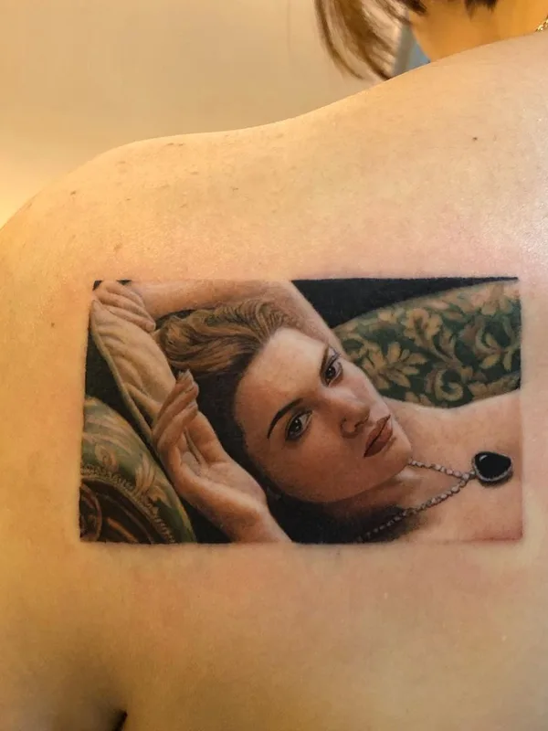 female color realism tattoo auf shoulder blade #38821 | Tätowierer Ellyn
