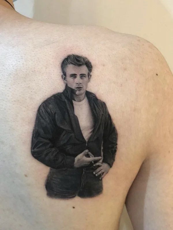black and grey realism tattoo auf upper back #38824 | Tätowierer Ellyn