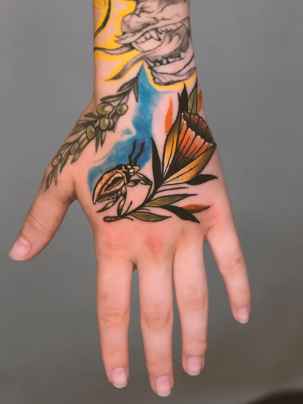 color neo traditional tattoo auf hand #64995 | Tätowierer sorrow tattoer