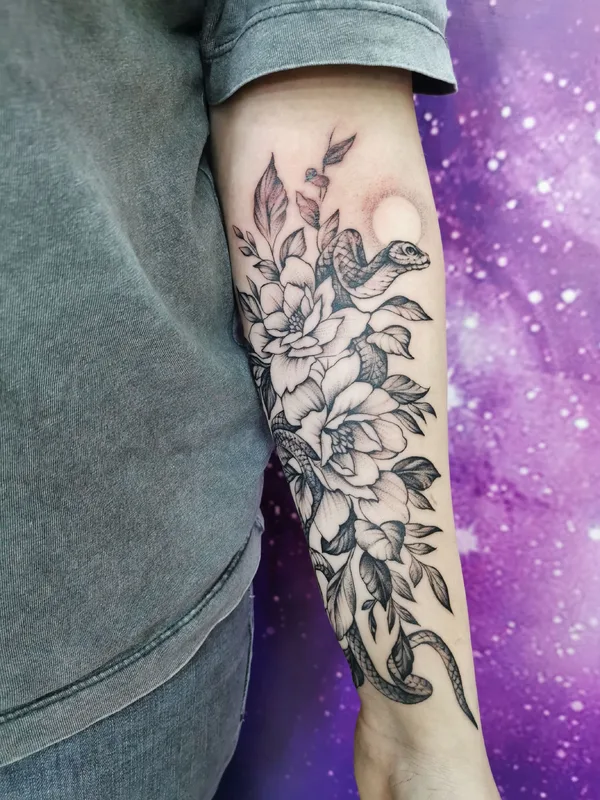 black and grey blackwork 纹身 在 forearm #39556 | 纹身师 Nadiya Abdrakhmanova