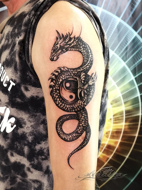 black blackwork 纹身 在 upper arm #39557 | 纹身师 Nadiya Abdrakhmanova