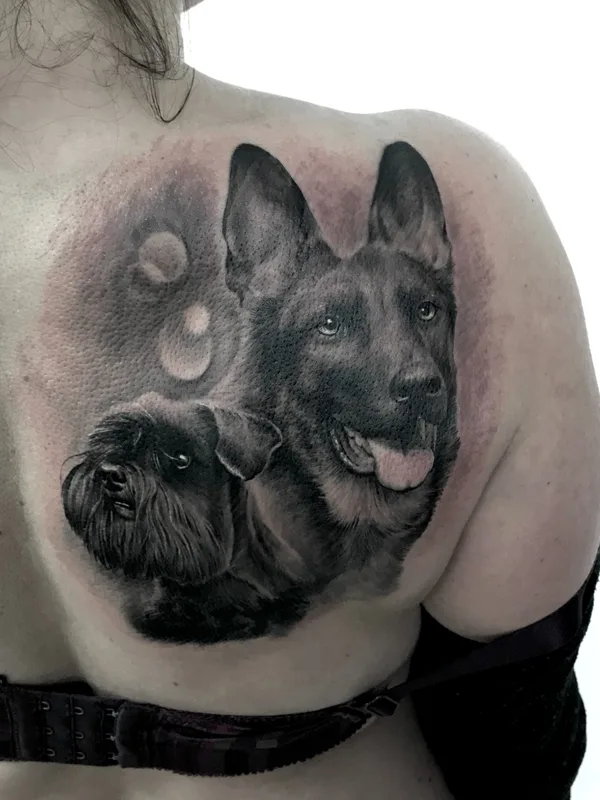 female black and grey realism tatouage sur shoulder blade #54850 | Artiste tatoueur Григорий Поздняков